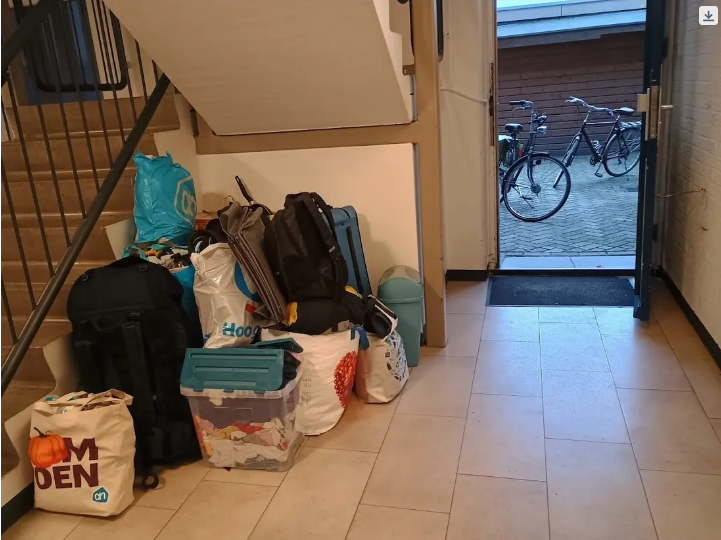 Spakowane walizki przy drzwiach, Holandia, 22 grudnia